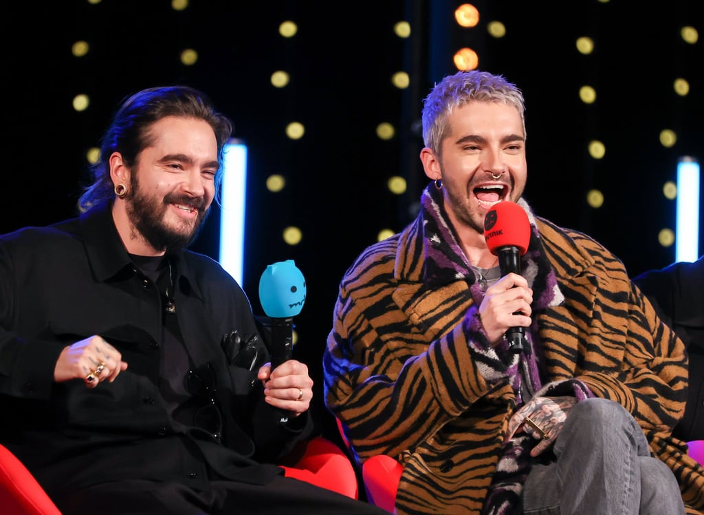 Tom (l.) und Bill Kaulitz von der Band Tokio Hotel lachen während einer Radioshow des Senders MDR Sputnik.