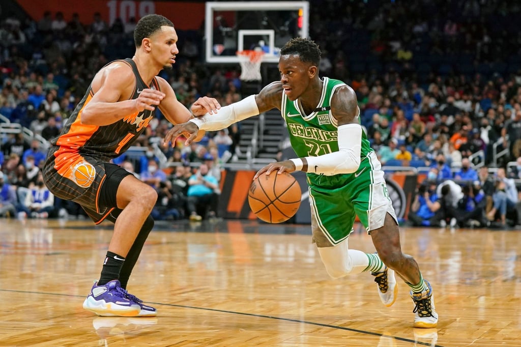 Nationalspieler Dennis Schröder (r) in Aktion für seinen ehemaligen NBA-Club Boston Celtics.