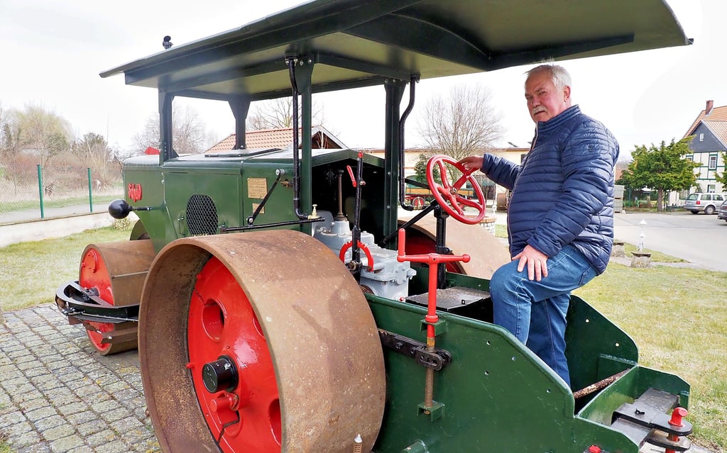 Die restaurierte Straßenwalze mit Ulrich Strutz im Fahrerstand. Der Motor ist zwar ausgebaut, das Gefährt aber auch so tonnenschwer.