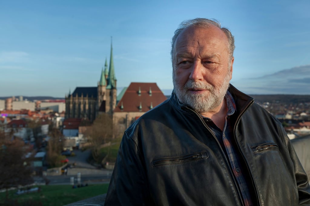 Der pensionierte Kommissar Jakob Franck (Thomas Thieme) gibt den brummigen Todesboten in „Der namenlose Tag“.
