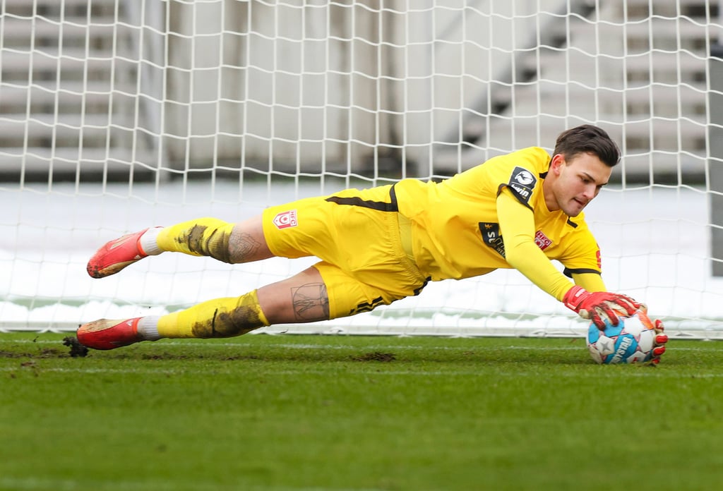 Tim Schreiber darf nach mehr als einwöchiger Corona-Quarantäne beim Halleschen FC wieder die Bälle halten.