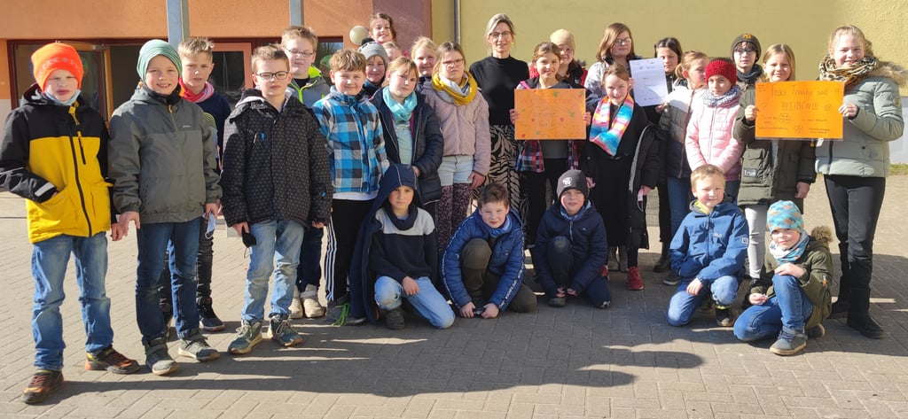 Für den Erhalt der Schulsozialarbeit in der Einheitsgemeinde Bismark entstanden unter anderem an der Bismarker Grundschule zahlreiche Plakate. Die Schüler setzten sich für den Verbleib von Schulsozialarbeiterin Nancy Franke (Mitte) ein.