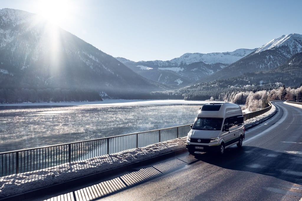 Beim Buchen darauf achten: Für das Wintercamping sollten Wohnmobile besser kein Aufstelldach haben, weil darüber Wärme aus dem Innenraum verloren gehen könnte.