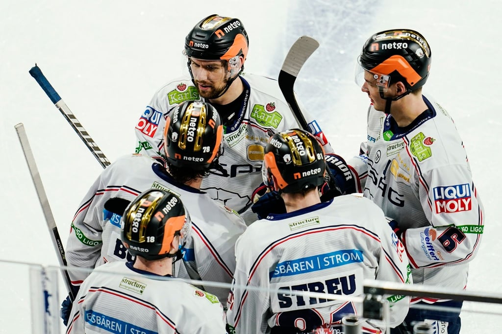 Spieler von den Eisbären feiern das zwischenzeitliche 3:0.