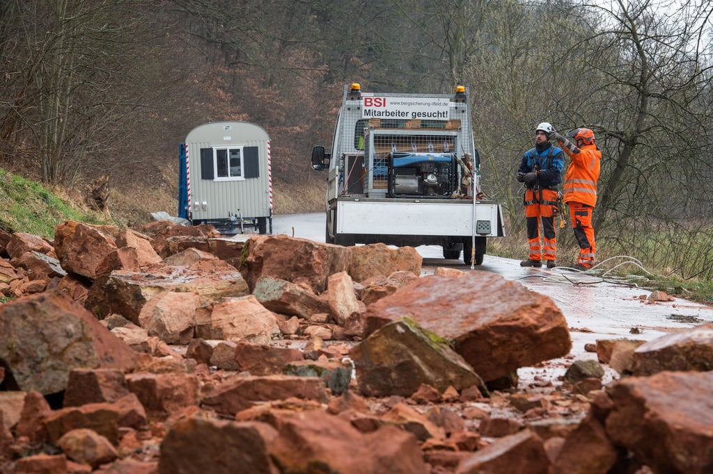 Mitarbeiter der Firma Bergsicherung Ilfeld sind am Hang oberhalb der Straße zischen Kroppental und Schönburg im Einsatz.
