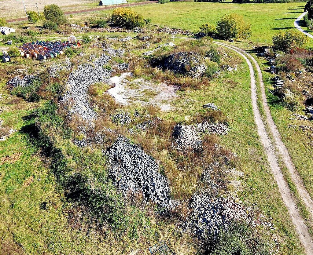 Blick auf das Steinlager am Ortsausgang von Osterburg in Richtung Düsedau. Das dort liegende Material soll verkauft werden.