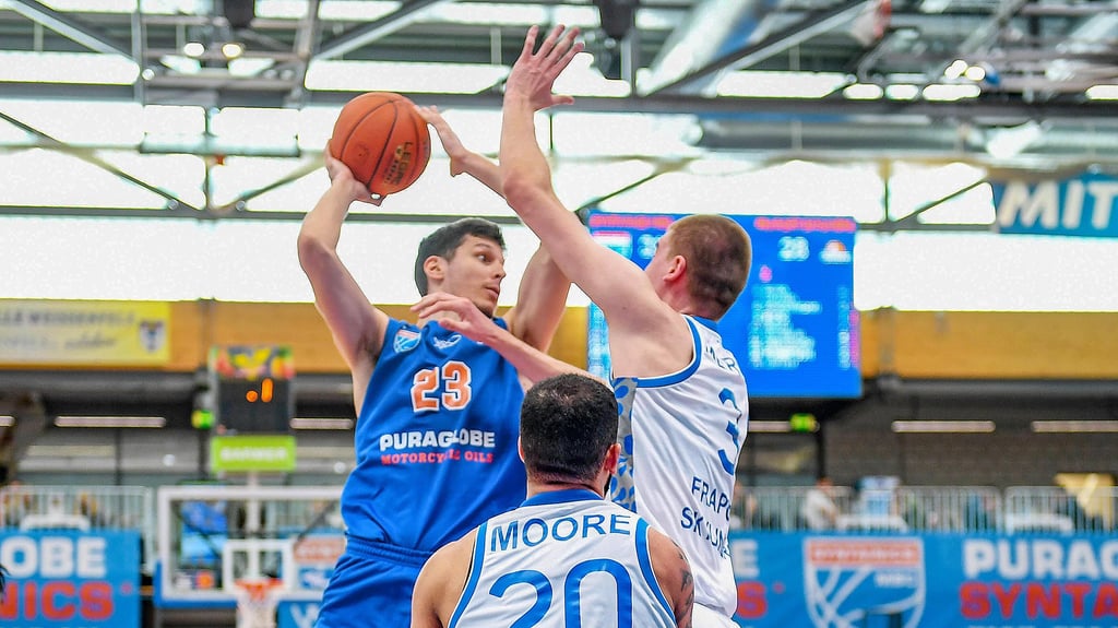 Goran Huskic (l.) überzeugte gegen die Fraports Skyliners mit 17 Punkten.