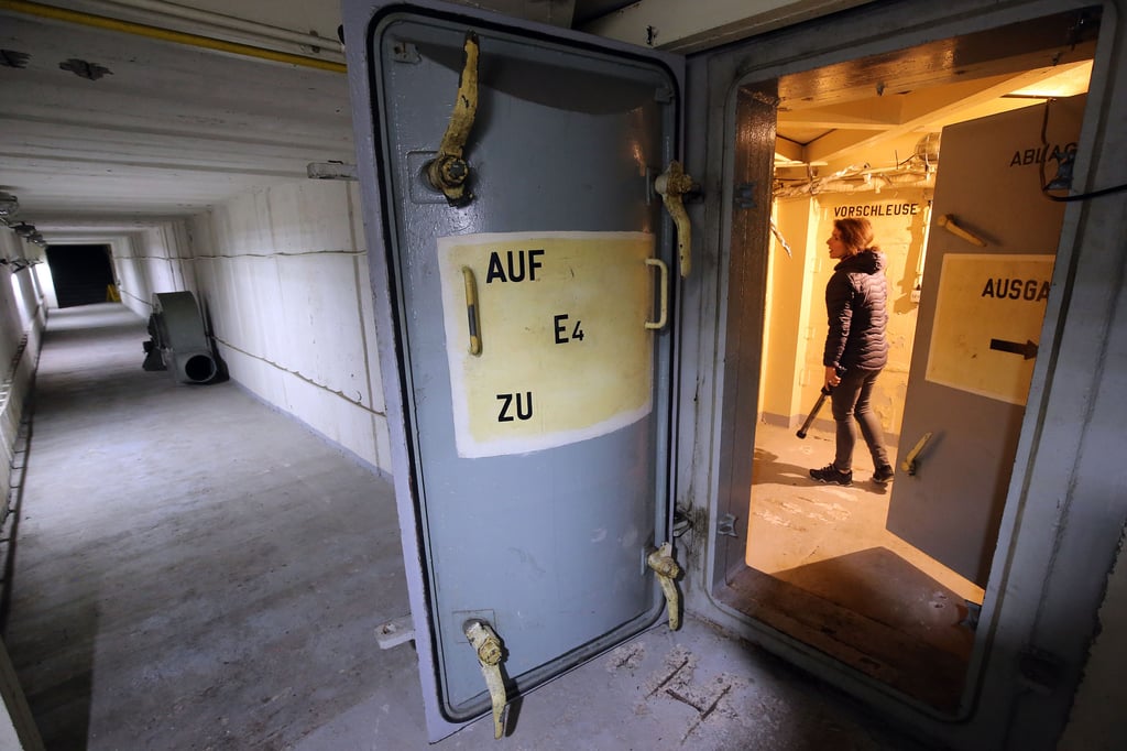 Brandenburg, Gosen: Eine Frau geht durch die Gänge eines Bunkers vom Typ V2C. Knapp 30 Jahre nach dem Mauerfall wird jetzt ein früherer Bunker der DDR-Staatssicherheit zum Lernort der Geschichte.