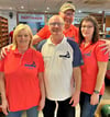 Jörg Gießler (in der Mitte) ist der neue Vorsitzende des Bowlingclubs Eisleben. Gisela Hundt, Willi Temp und Mandy Hundt(v. li.)  sind seit vielen Jahren aktiv im Bowlingverein.  