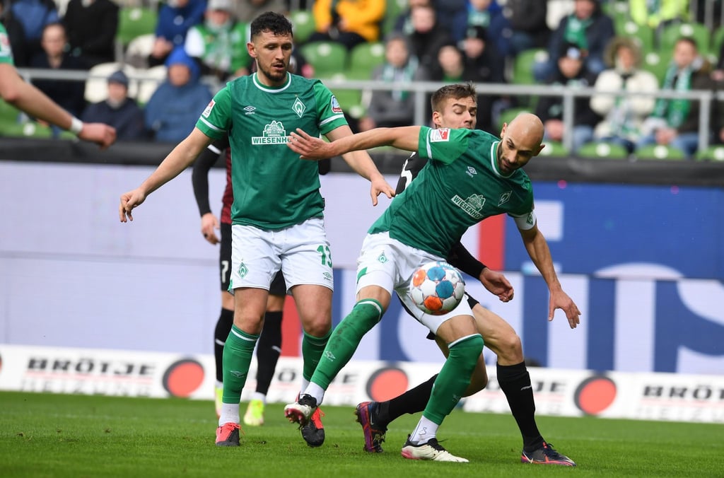 Werders Kapitän Ömer Toprak (r) fällt für mehrere Wochen wegen einer Muskel-Sehnen-Verletzung aus.