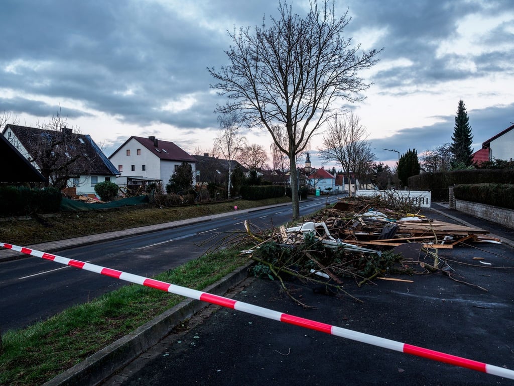 Sturmschäden nach starken Windböen. Wer vorher lose Gegenstände sichert, kann viele Beschädigungen am Haus verhindern.