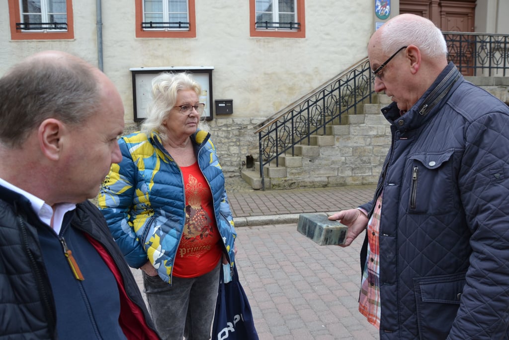 Bürgermeister Joachim Willmowski im Bespräch mit Einwohnern.