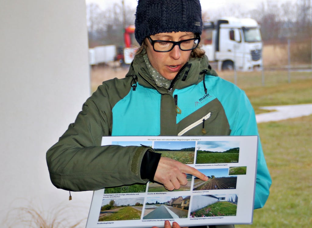 Jenny Förster von der Hochschule Anhalt-Bernburg erklärt die Planungsschritte für die naturnahe Begrünung.