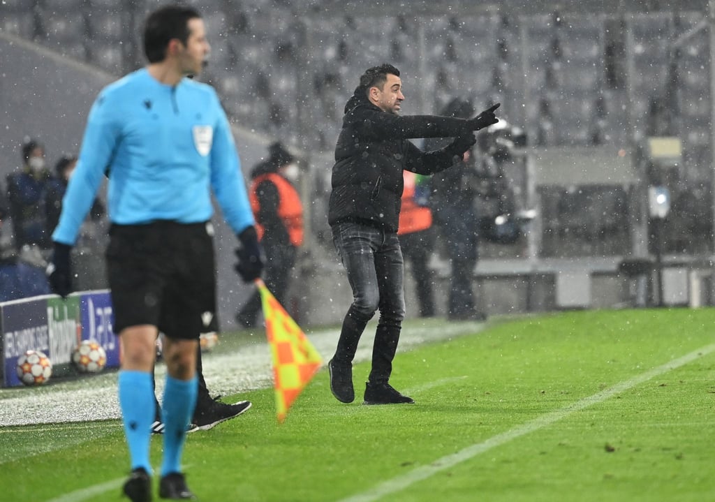 Barcelonas Trainer Xavi gibt am Spielfeldrand Anweisungen.