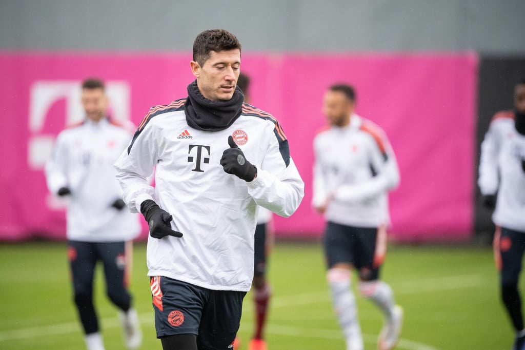 Robert Lewandowski beim Aufwärmen vor dem Training des FC Bayern München.