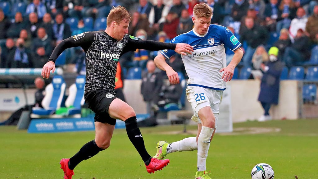 Will wieder durchstarten: Luca Schuler (r.). Dem Stürmer des 1. FC Magdeburg (hier im Laufduell mit Braunschweigs Brian Behrendt) gefällt die Zuschauerrolle nicht wirklich.