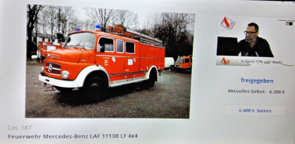 Versteigerung von ausgemusterten Feuerwehrfahrzeugen aus dem Gardelegener Bestand in einem Chemnitzer Auktionshaus, hier ein schmucker Mercedes-Hauber. Erworben wurde er von einem privaten Oldtimer-Sammler aus Chemnitz für 7100 Euro. Rechts im Bild Auktionator Andreas Wendler.