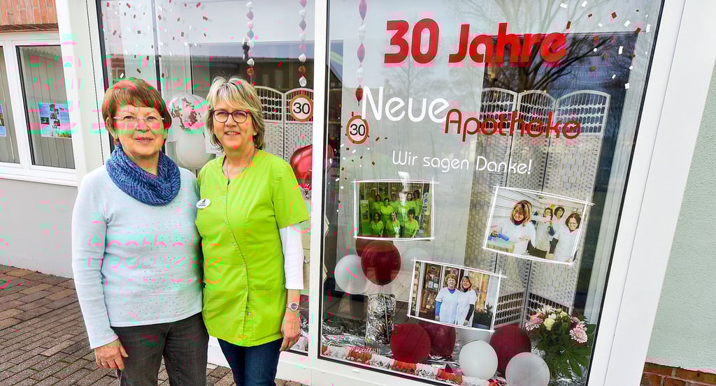 Zum 30. Geburtstag der Neuen Apotheke überbrachte die frühere Inhaberin Erika Apel (l.) Glückwünsche an ihre Nachfolgerin Katrin Sawatzky und deren Team.