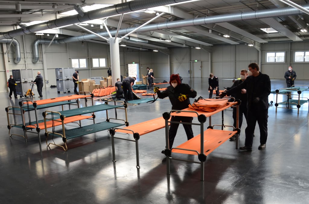 Die Messehalle 3 war bereits am vergangenen Sonnabend von Kameraden der freiwilligen Feuerwehr mit Feldbetten ausgestattet worden. Inzwischen sind in die Halle ukrainische Flüchtlinge eingezogen.
