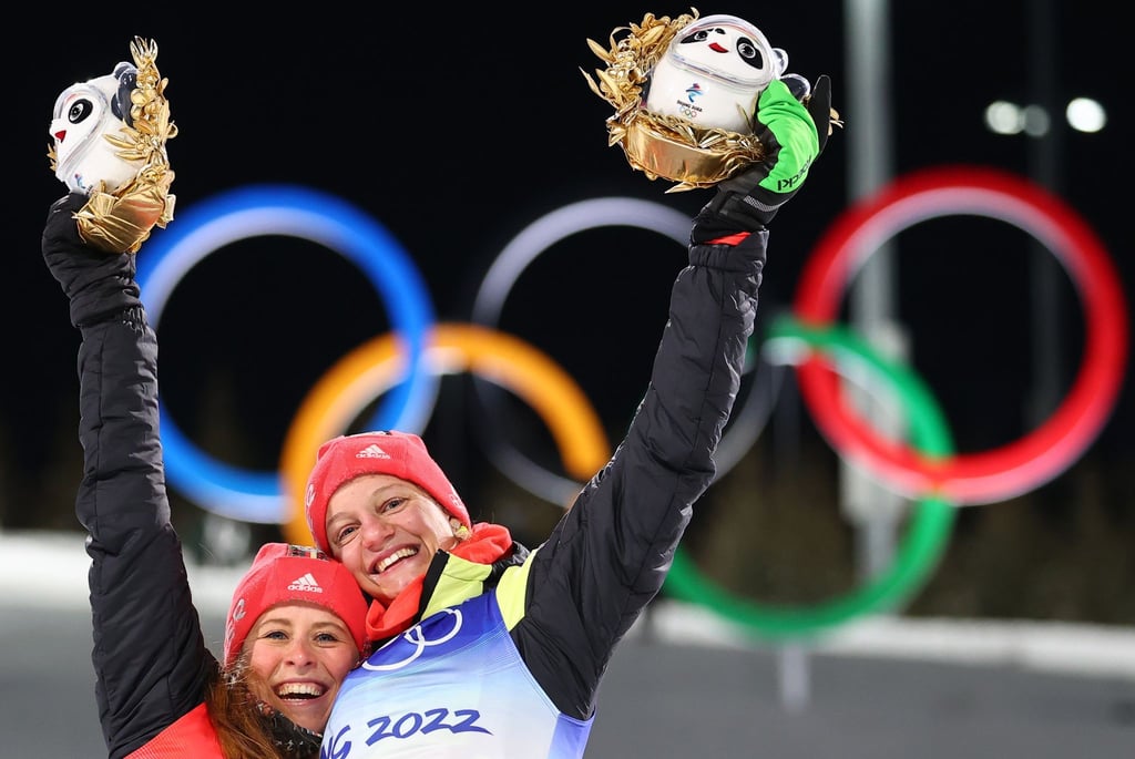 Victoria Carl (r) und Katharina Hennig feiern auf dem Podium.