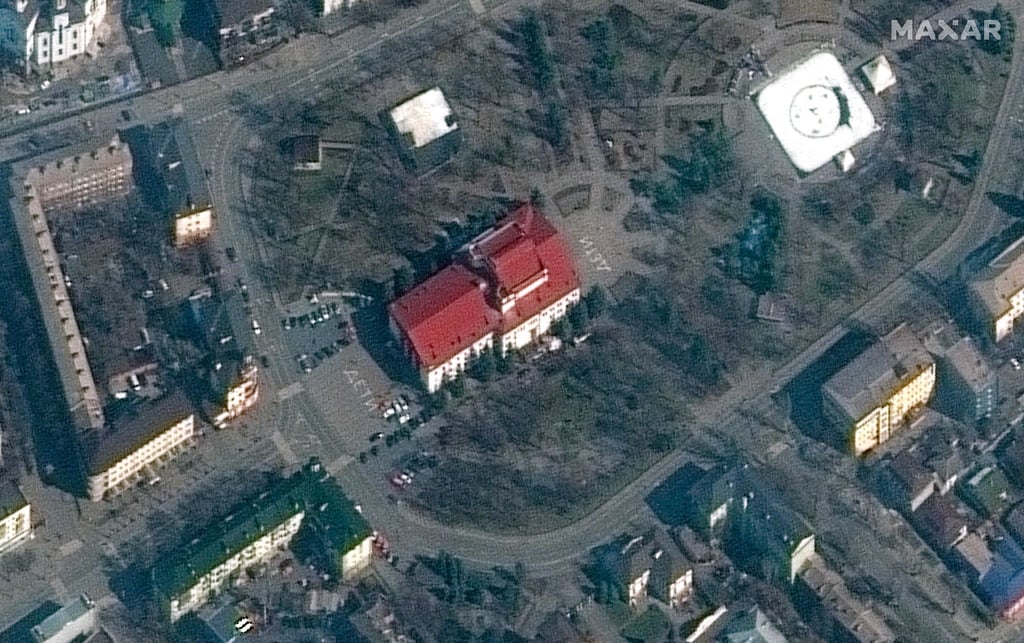 Dieses Satellitenbild soll das Schauspielhaus von Mariupol am Montag den 14. März - wenige Tage vor dem Bombenangriff zeigen.