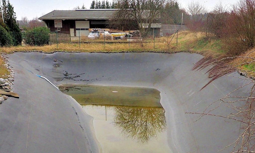Das Wasser im Osterwiecker Löschteich stammt vom Regen der vergangenen Tage. Die Folie ist mit den Jahren verschlissen.