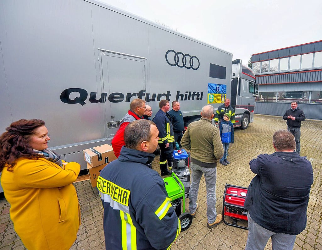 Am Donnerstag wurde der 40-Tonner-Lkw mit Hilfsgütern beladen.