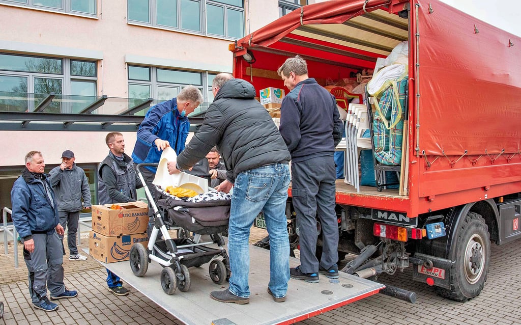 Hausmeister von Dessauer Schulen und Mitarbeiter der Stadtverwaltung als Umzugshelfer für die Hilfsgüter der Spendensammelstelle.
