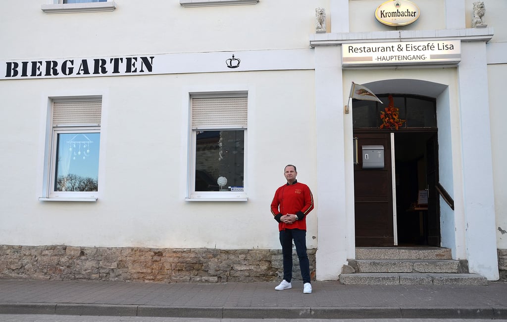 Der Gastronom Denis Radmer vor seinem Restaurant im „Werk II“ in Biere.