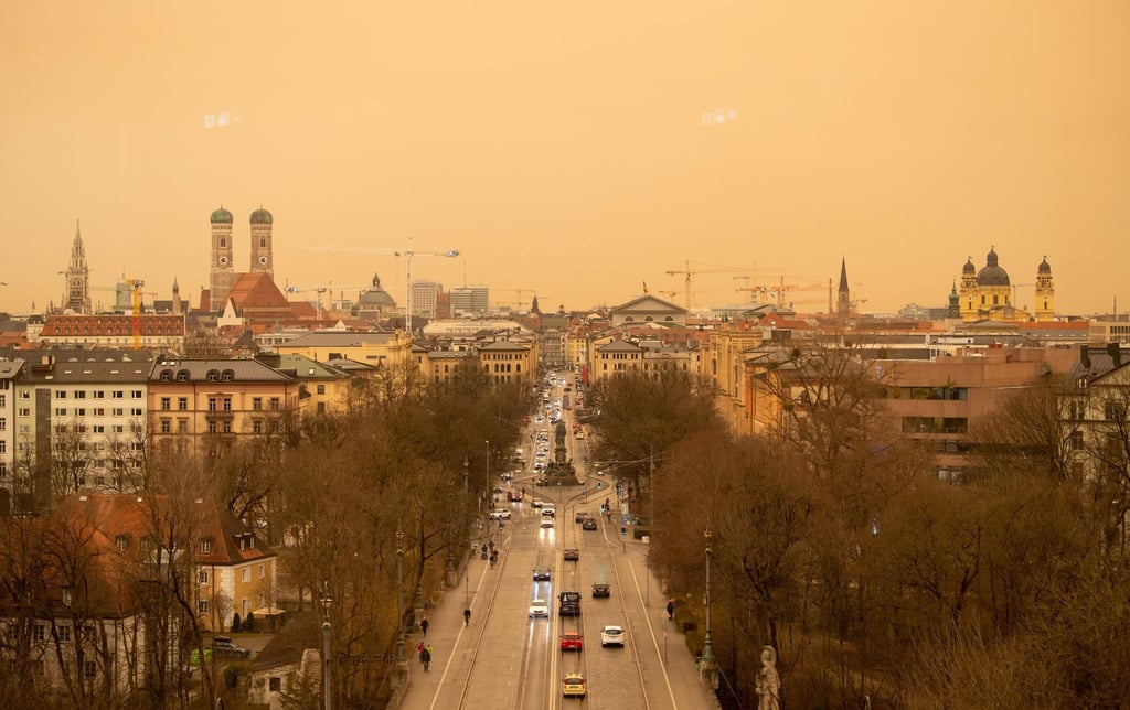 Eine Stadt in gelb und orange. Staub aus der afrikanischen Wüste färbt den Himmel in München.