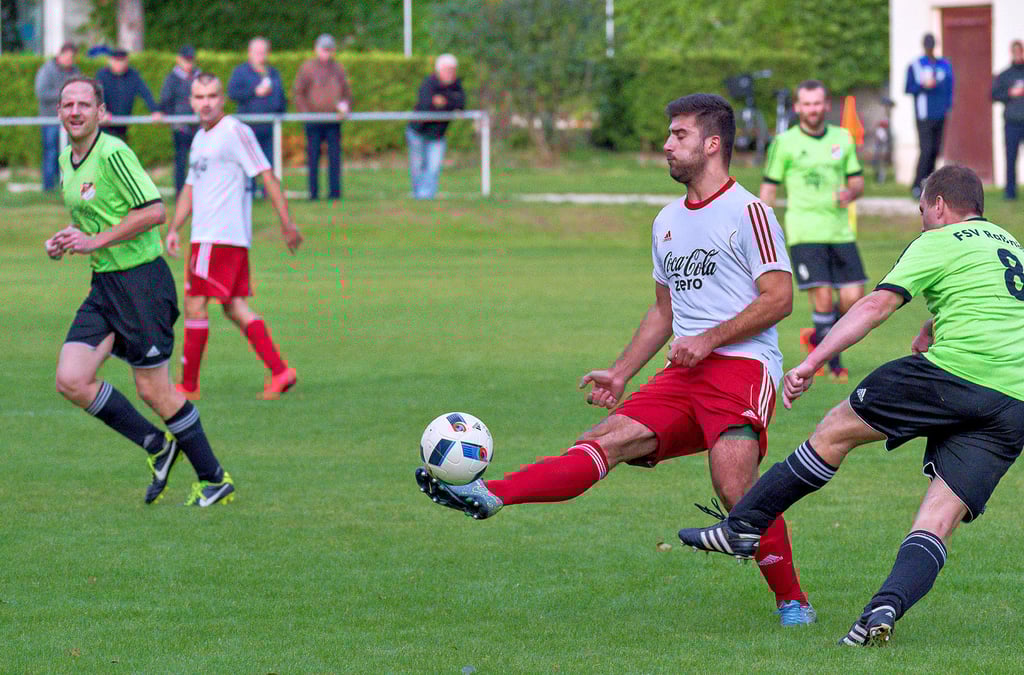 Der FSV Raßnitz (grüne Trikots) wehrt sich gegen die Entscheidungen des KFV zum laufenden Spielbetrieb in der Kreisliga.