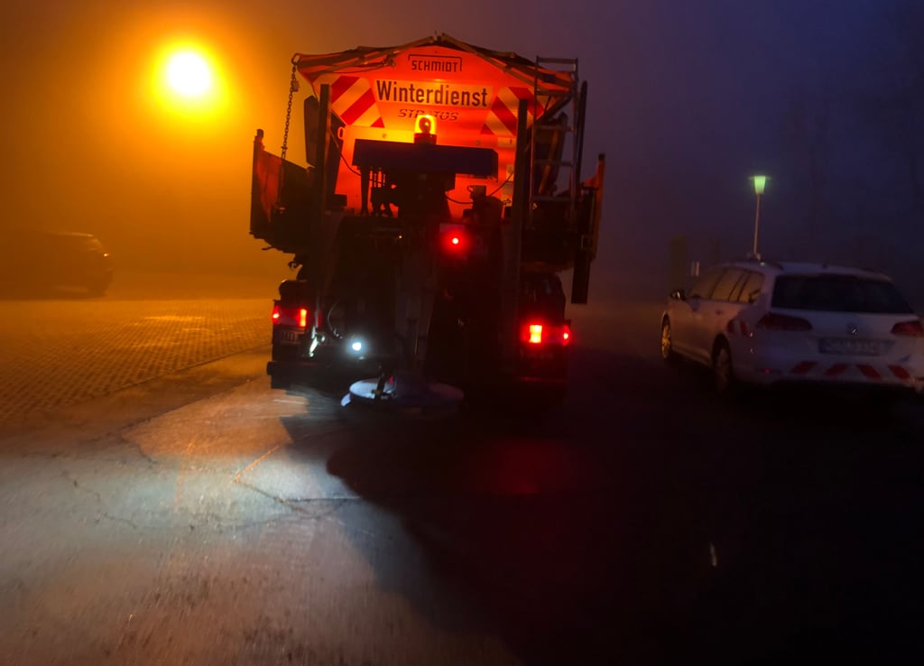 in Winterdienstfahrzeug der Straßenmeisterei Gernrode startet im Stützpunkt Almsfeld.