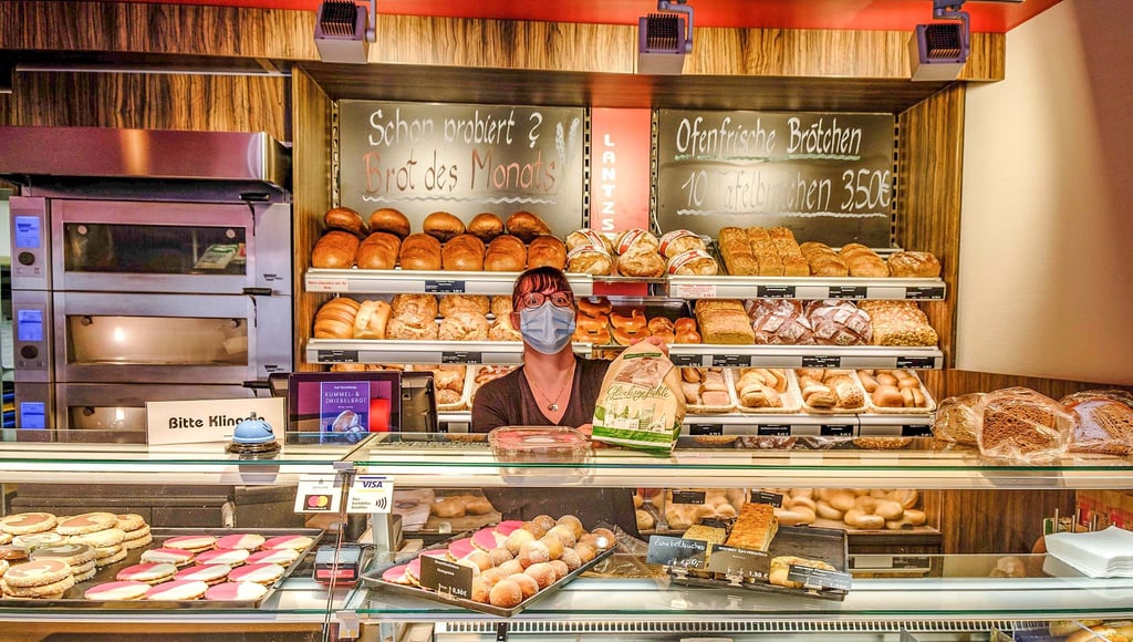 Michaela Schmidt verkauft im Laden von Bäckerei Lantzsch am Wittenberger Markt.