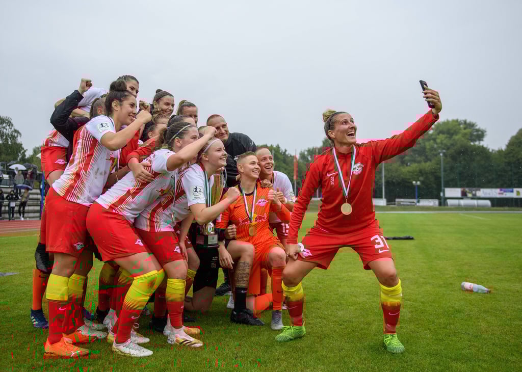 Will noch ein bißchen weiterkicken: RB Leipzigs Ex-Spielerin Anja Mittag (r.)