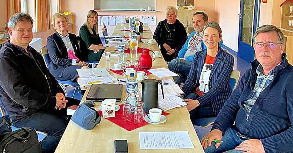Während eines Treffens des Arbeitskreises Freie Grundschule wurden die nächsten Schritte besprochen.