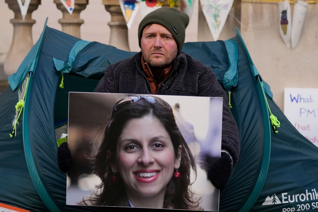 Nazanin Zaghari-Ratcliffes Ehemann Richard Ratcliffe hält bei einem Protest in London im vergangenen November das Foto seiner Frau in den Händen.