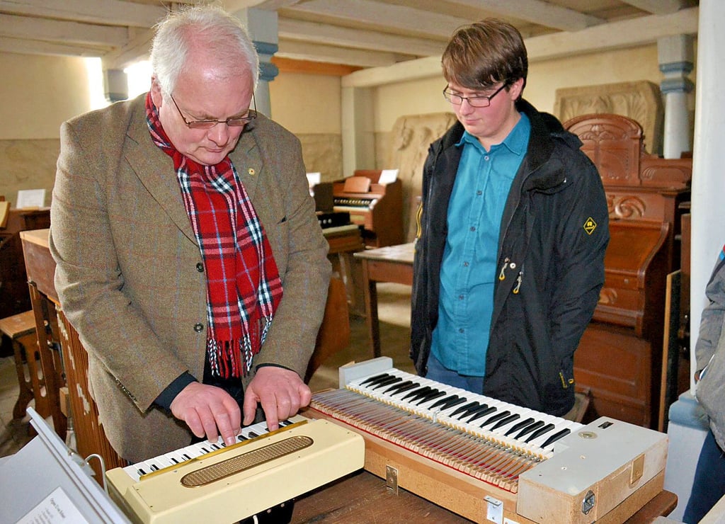 Kantor Werner Jankowski kann als ehrenamtlicher Leiter des Kompetenzzentrums eine umfassende Sammlung an Harmonien präsentieren.