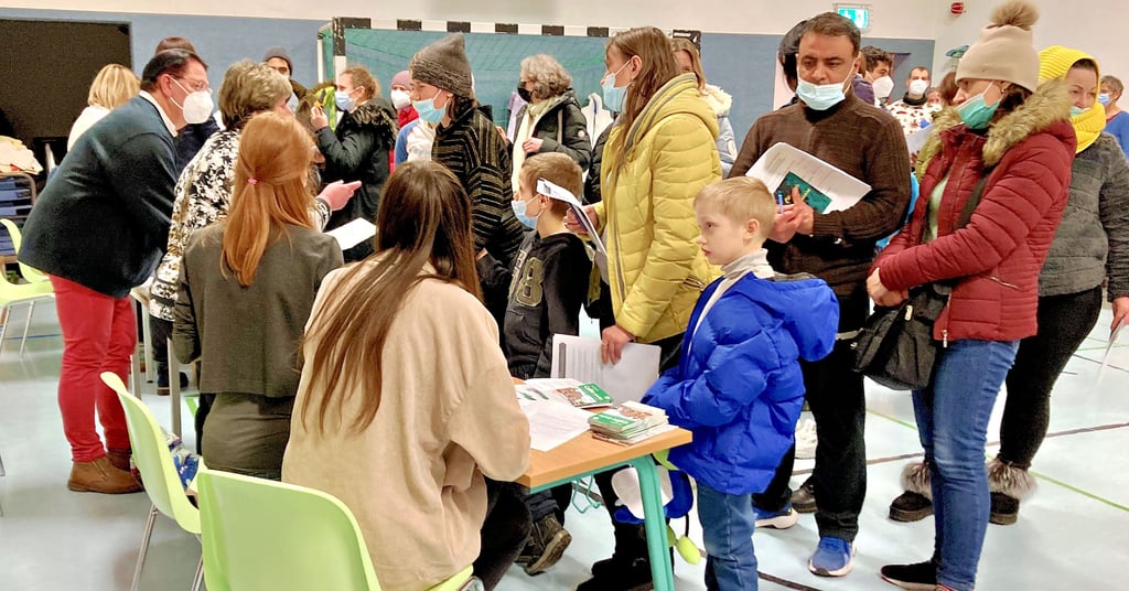 In der Sporthalle der Lessingschule Calbe kamen die Flüchtlinge aus der Ukraine an und wurden zunächst erfasst. In den kommenden Tagen sollen die Menschen auf Wohnungen verteilt werden, die mit dem Nötigsten ausgestattet wurden.