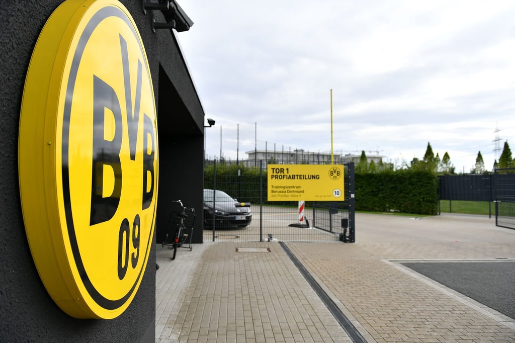 Blick auf die Einfahrt zum Trainingsgelände des Fußball-Bundesligisten Borussia Dortmund.