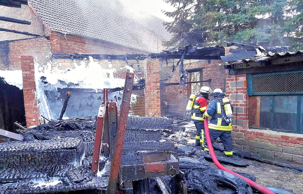 Am Montag musste die Feuerwehr eine Stallung in Susigke löschen. Gerade beim Innenangriff bleiben auf der Kleidung Rußpartikel zurück.