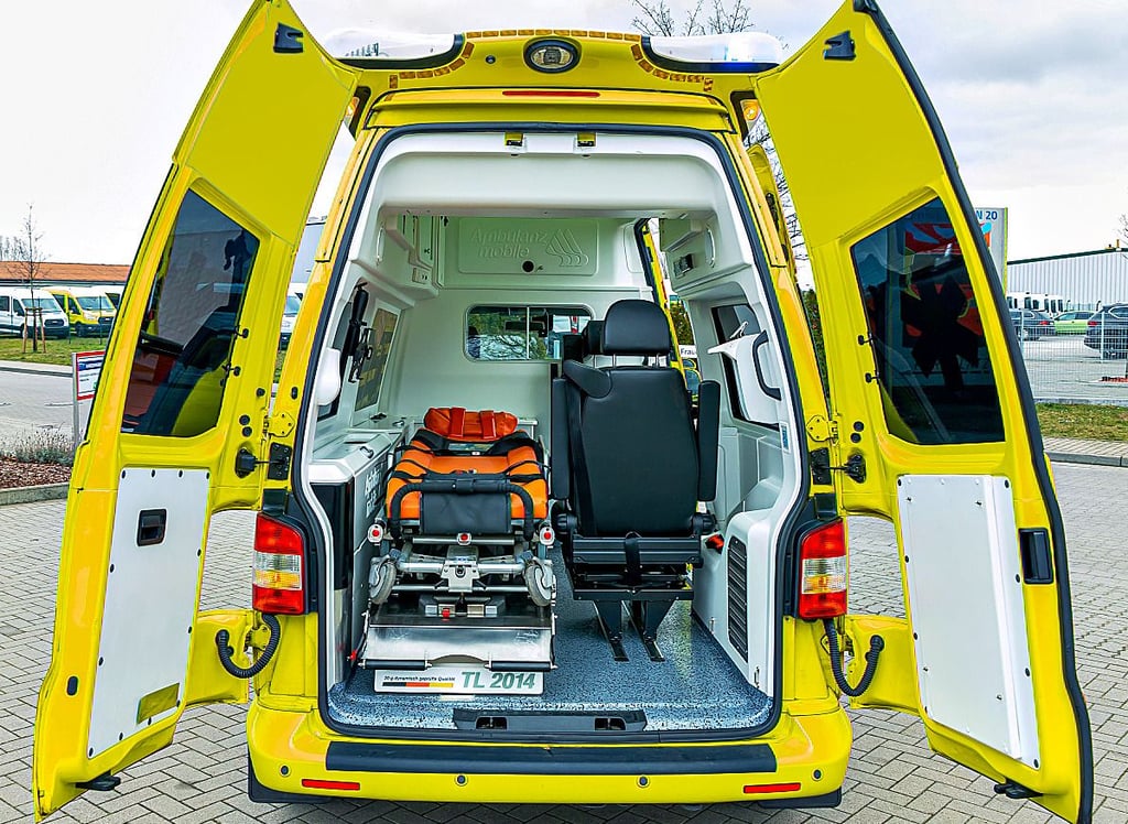 Ein für den Einsatz im Kriegsgebiet vorbereiteter und ausgerüsteter Ambulanzwagen.