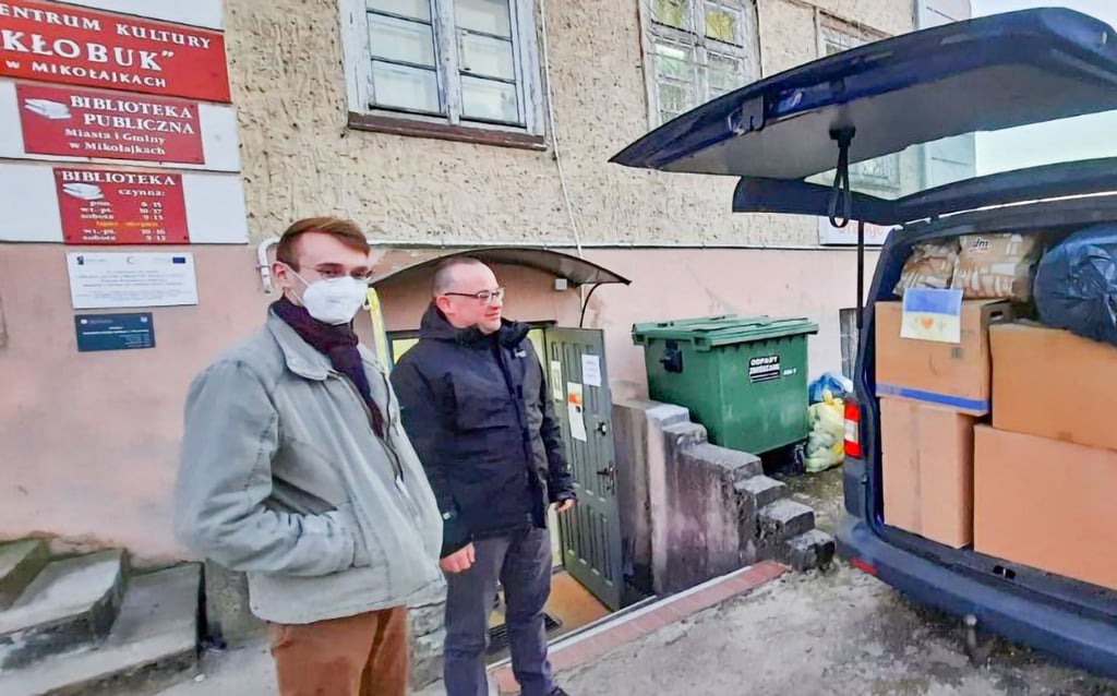 Der Spendentransport ist in Polen angekommen, wie dem Schild am Hauseingang zu entnehmen ist.