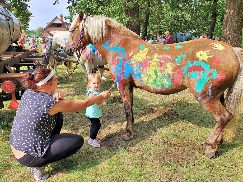 Das macht Klein und Groß Spaß. Beim Indianerfest stehen Pferde immer ganz ruhig da, während sie bunt angemalt werden. Auch in diesem Jahr wird das wieder so sein.