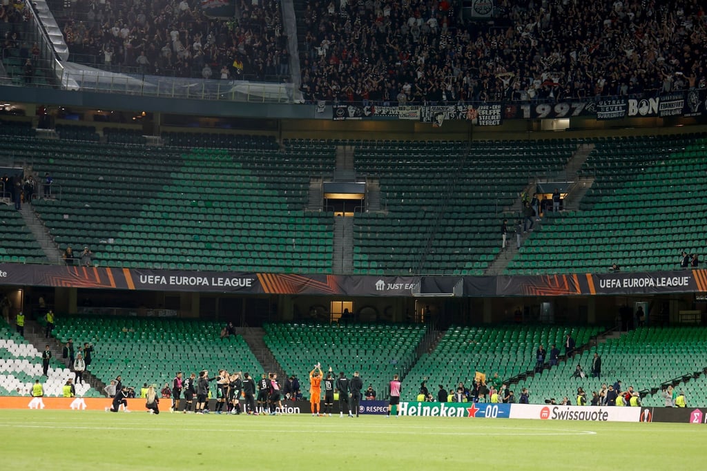 Die Eintracht-Spieler bedanken sich nach dem Sieg in Sevilla bei den mitgereisten Fans.