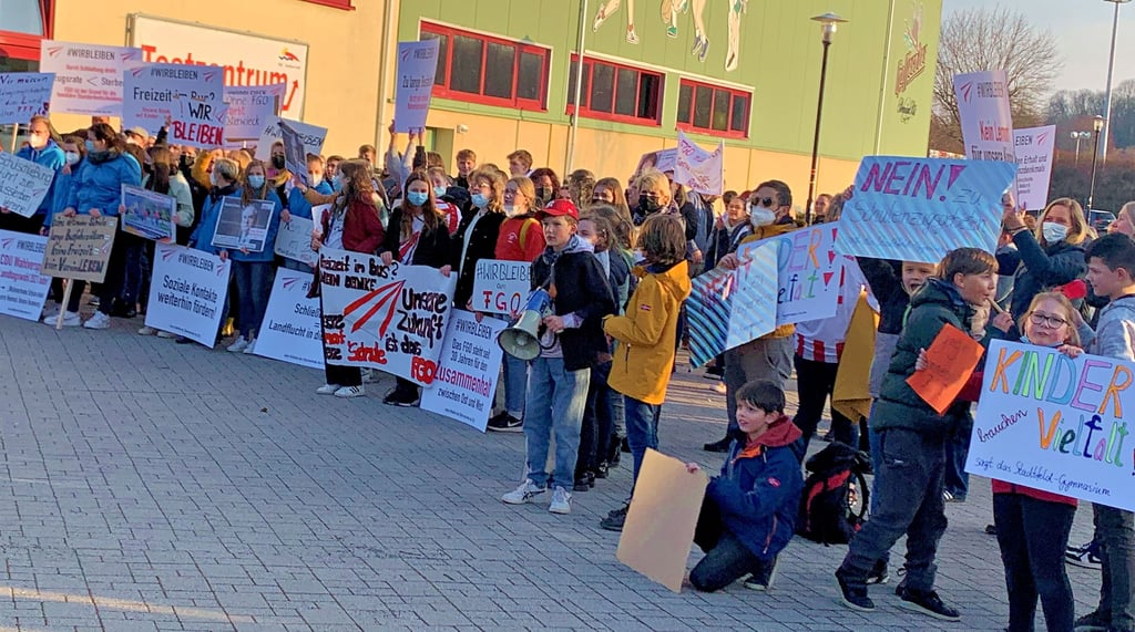 Vor der Kreistagssitzung am Mittwochabend, 16. März 2022, in Halberstadts Freizeit- und Sportzentrum demonstrierten Schüler und Eltern mehrerer Gymnasien für den Erhalt ihrer jeweiligen Schule. Der Kreistag beschloss am Mittwoch eine neue Schulentwicklungsplanung.