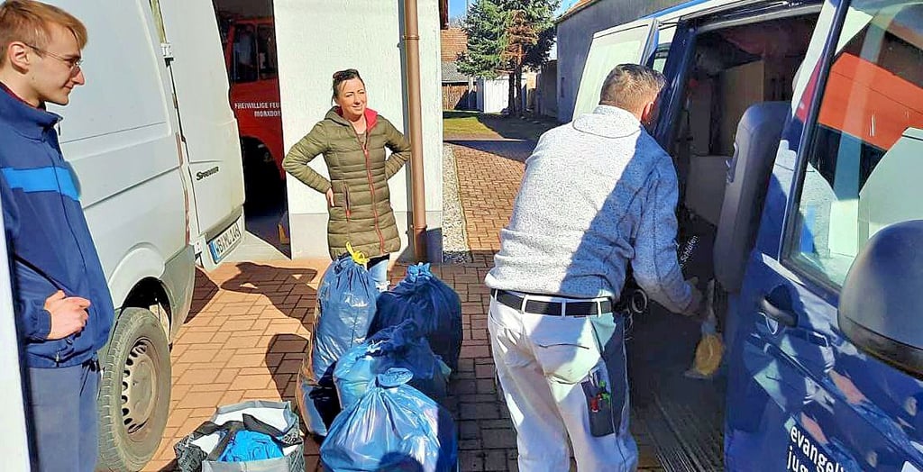 Einladen der Spenden in Morxdorf - in der Mitte Natalya.