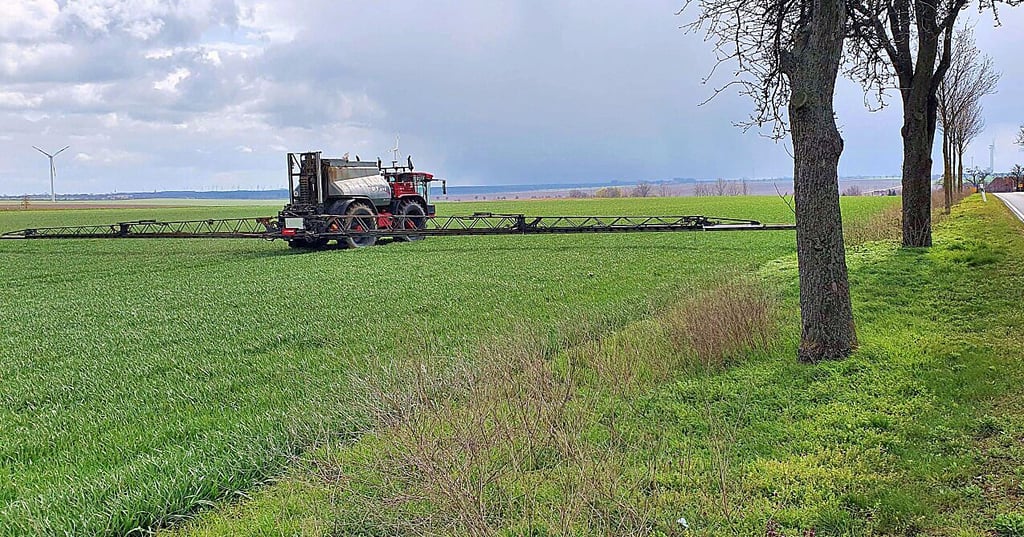 Ein Feld vor Schackenthal wird gesprüht - derzeit ist es für die Landwirte extrem schwierig, Kunstdünger zu bekommen.
