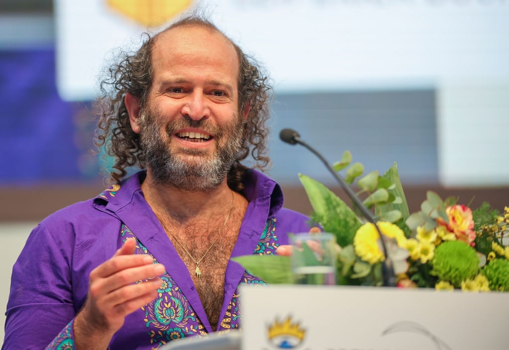 Der israelische Autor Tomer Gardi bedankt sich für den Preis der Leipziger Buchmesse.