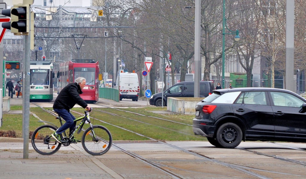 Straßenverkehr auf einem der meistbefahrenen Plätze Magdeburgs - dem Universitätsplatz. Wie der Verkehr künftig in Magdeburg gestaltet werden soll, wird im Verkehrsentwicklungsplan 2030plus skizziert.