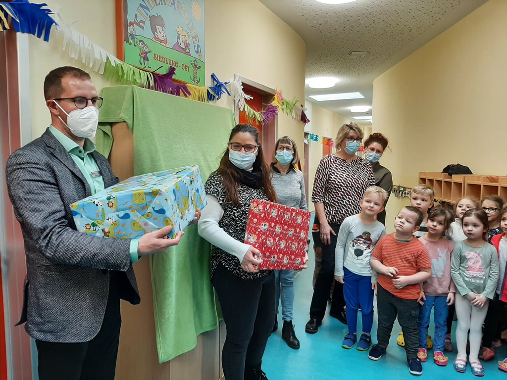 Geschenke zum Einzug in die neue Kita "Kinderparadies" in der Siedlung Ost in Burg überreichten (v.l.) Bürgermeister Philipp Stark, Katrin Ruhbach und Sonnhild Noack. Kita-Leiterin Andrea Horn, ihre Mitarbeiterinnen sowie die Jungen und Mädchen freuten sich darüber.